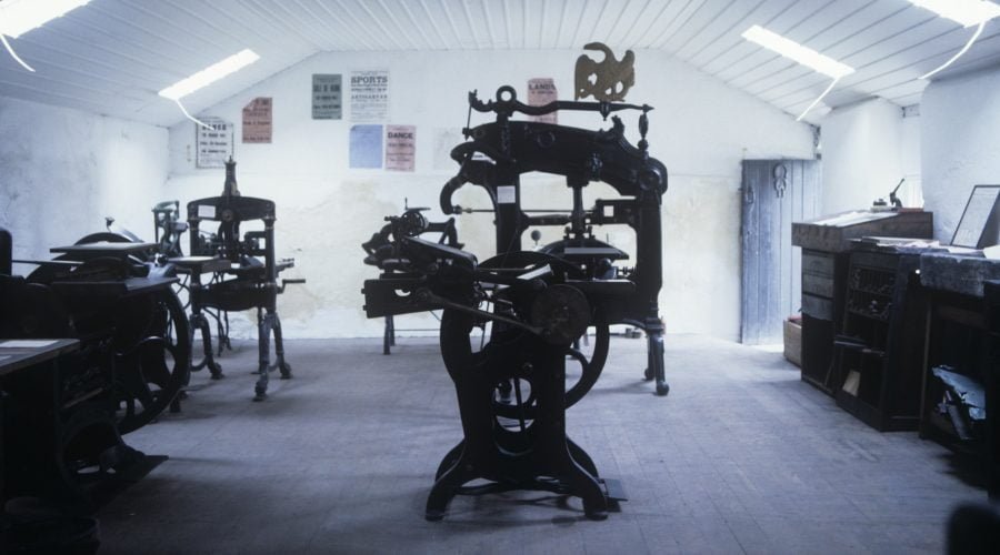 Article The UAE's Use of Printing Presses  A Comprehensive Guide